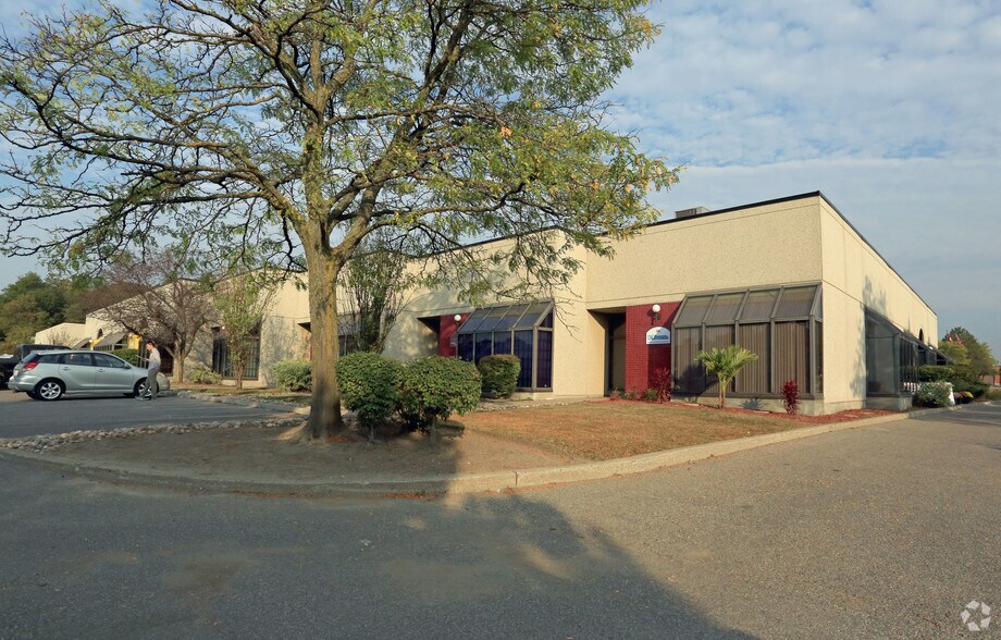 Primary Photo Of 100 W Beaver Creek Rd, Richmond Hill Light Distribution For Sale