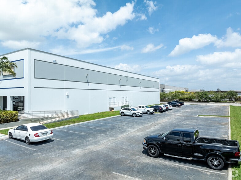 More Photos Of 11825 NW 100th Rd, Medley Warehouse For Lease