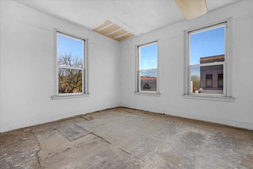 More Photos Of 100 W 7th St, Hanford Storefront Retail Office For Sale