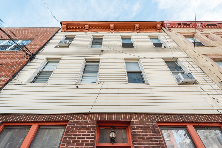 More Photos Of 119 Berry St, Brooklyn Multifamily For Sale