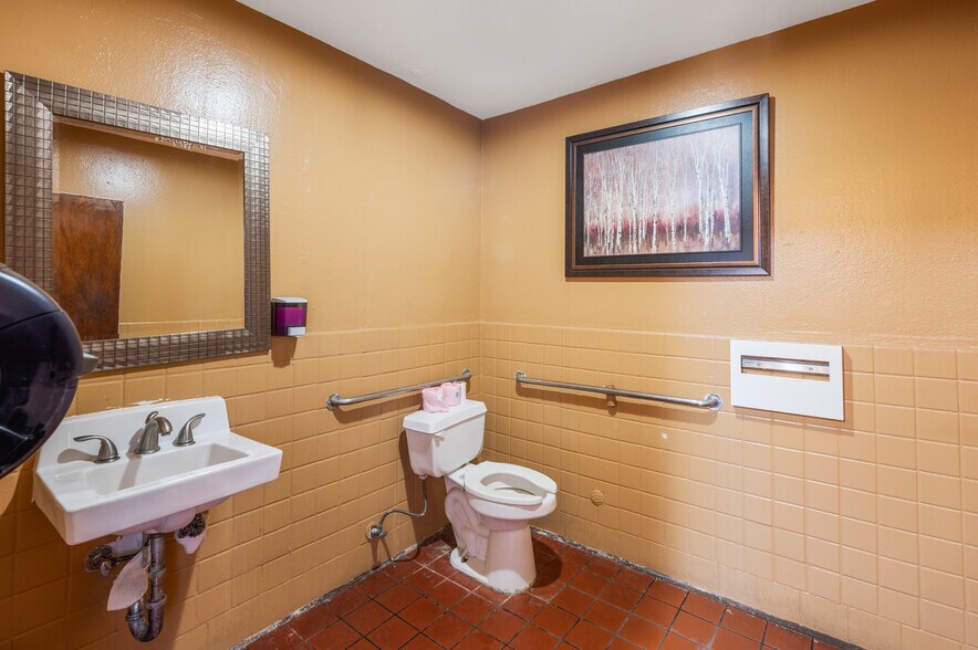 More Photos Of 1241 N Avalon Blvd, Wilmington Restaurant For Sale