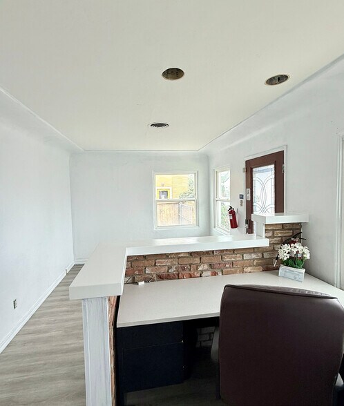 More Photos Of 110 N ditmar St, Oceanside Freestanding For Lease