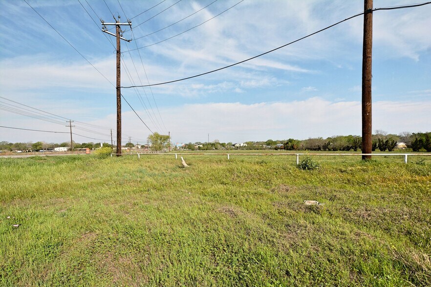 More Photos Of 120 E Zipp Rd, New Braunfels General Retail For Sale