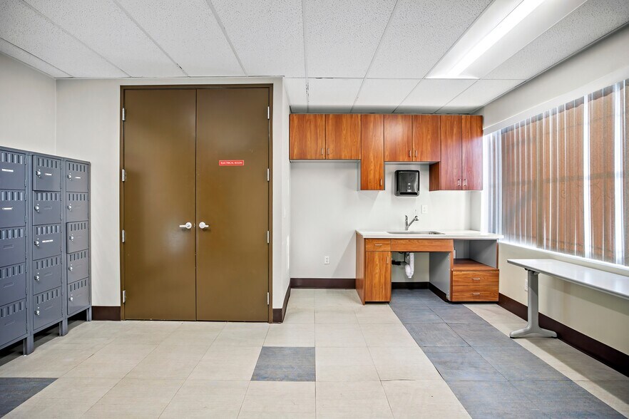 More Photos Of 8338 West Ln, Stockton Office For Sale