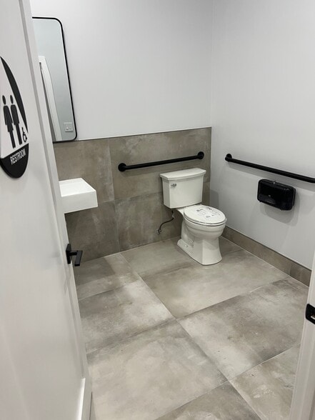 More Photos Of 671-677 E Main St, Ventura Storefront For Lease