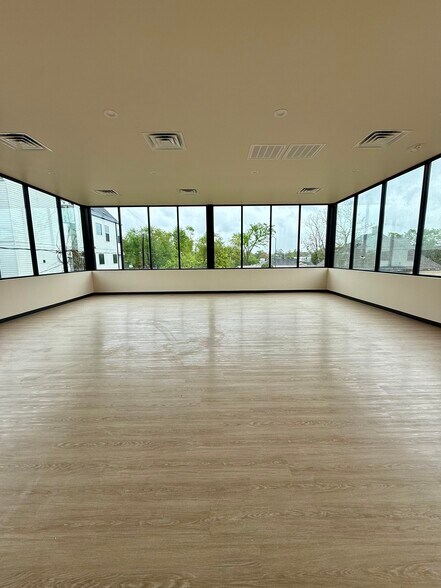 More Photos Of 1009 Yale St, Houston Freestanding For Lease