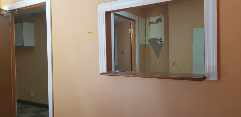 More Photos Of 2127 1st Ave, New York Storefront Retail Office For Lease
