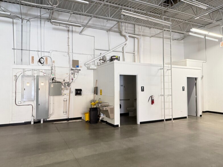 More Photos Of 3016 W Peterson Ave, Chicago Freestanding For Lease