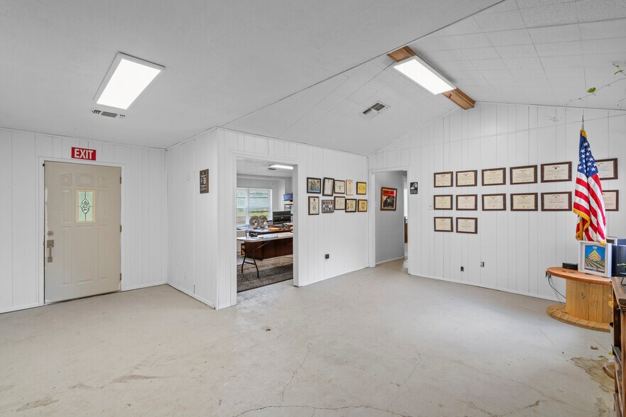 More Photos Of 9772 FM 1696 Rd, Bedias Storefront For Sale