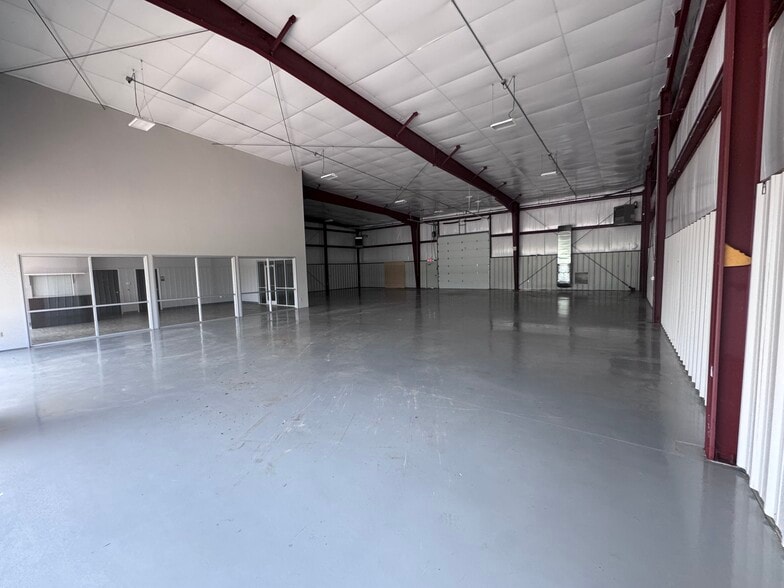 More Photos Of 570 Gordon Ln, Shelbyville Industrial For Lease