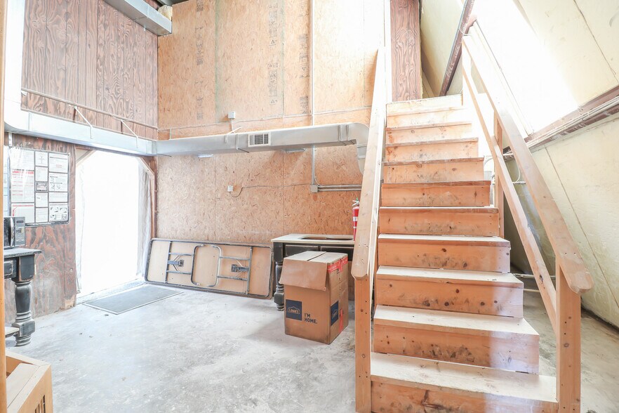 More Photos Of 1292 SW 125th Rd, Holden Light Manufacturing For Sale