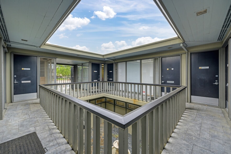 More Photos Of 2398 Fair Oaks Blvd, Sacramento Office For Sale