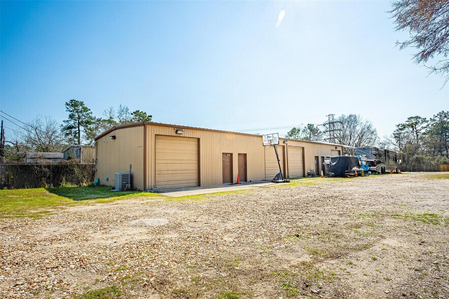 Primary Photo Of 18723 Mirror Lake Dr, Spring Warehouse For Sale