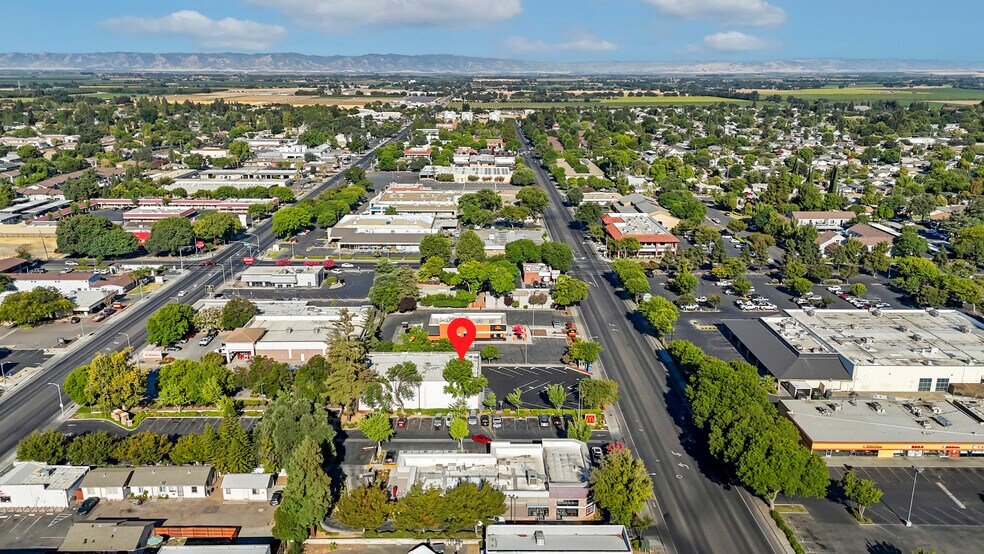 More Photos Of 73 W Court St, Woodland Freestanding For Sale