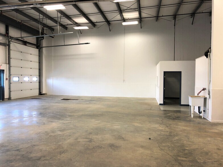 More Photos Of 5512 45th St, Leduc Warehouse For Lease