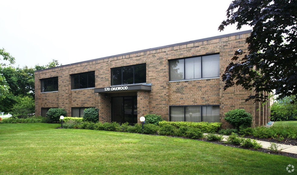 More Photos Of 570 Oakwood Rd, Lake Zurich Light Distribution For Sale