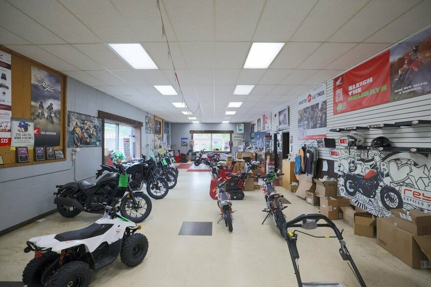 More Photos Of 4215 E Lake St, Minneapolis Freestanding For Sale