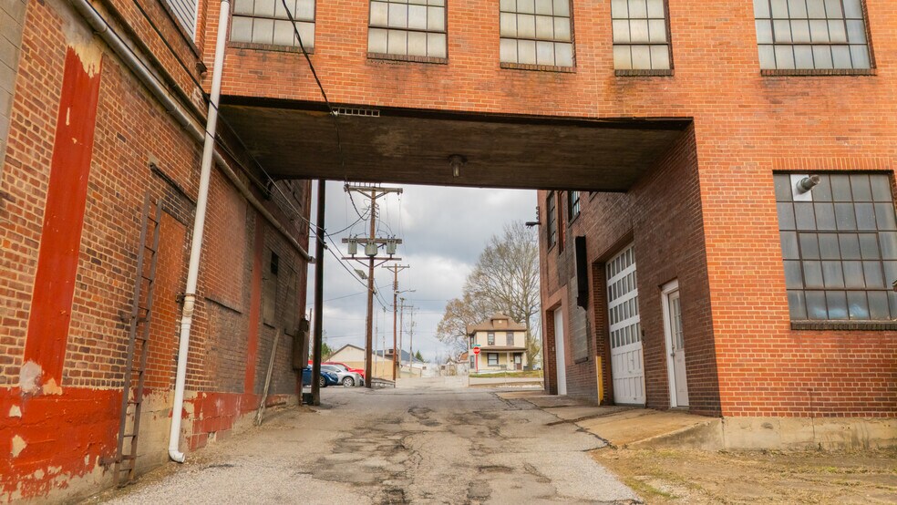 More Photos Of 1439 Sunset Blvd, Steubenville Flex For Sale