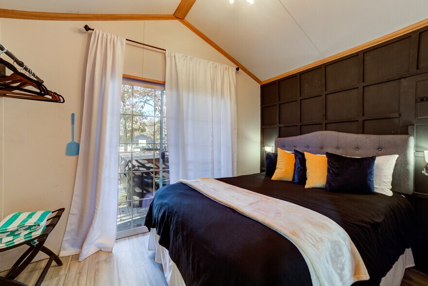 More Photos Of 446724 E 390 Rd, Langley Hotel For Sale