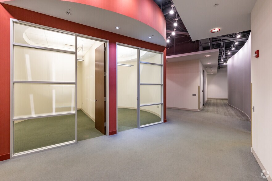 More Photos Of 599 Lake Kathy Dr, Brandon Office For Sale