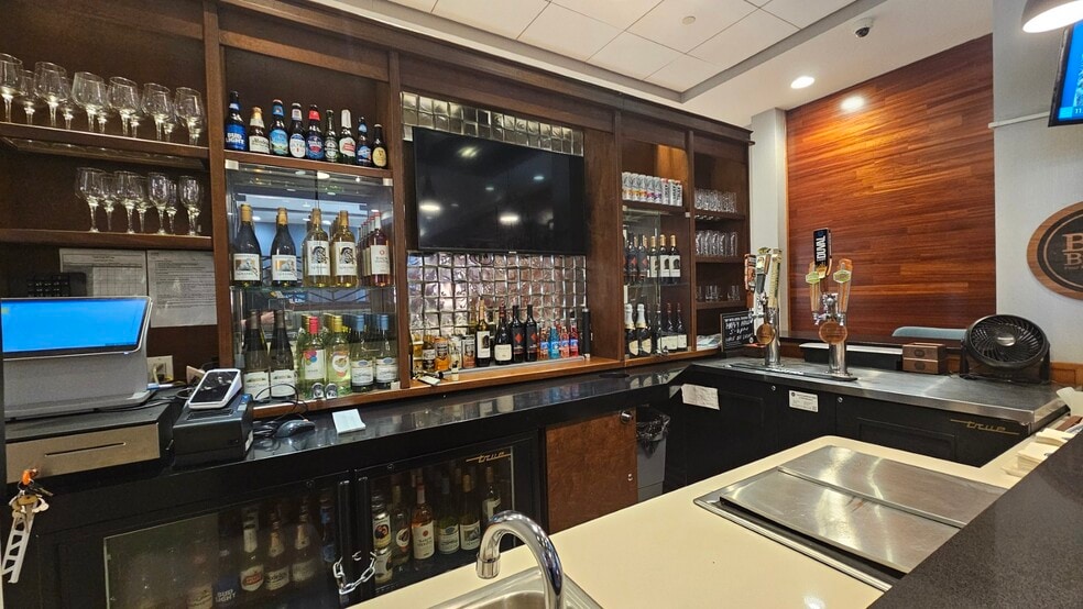 More Photos Of 8520 Baymeadows Rd, Jacksonville Hotel For Sale