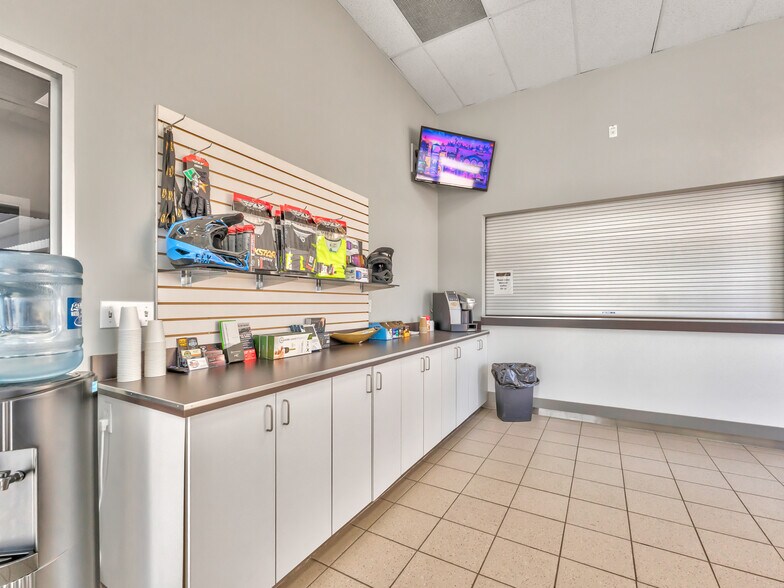 More Photos Of 1276 Trans Canada Way SE, Medicine Hat Showroom For Sale