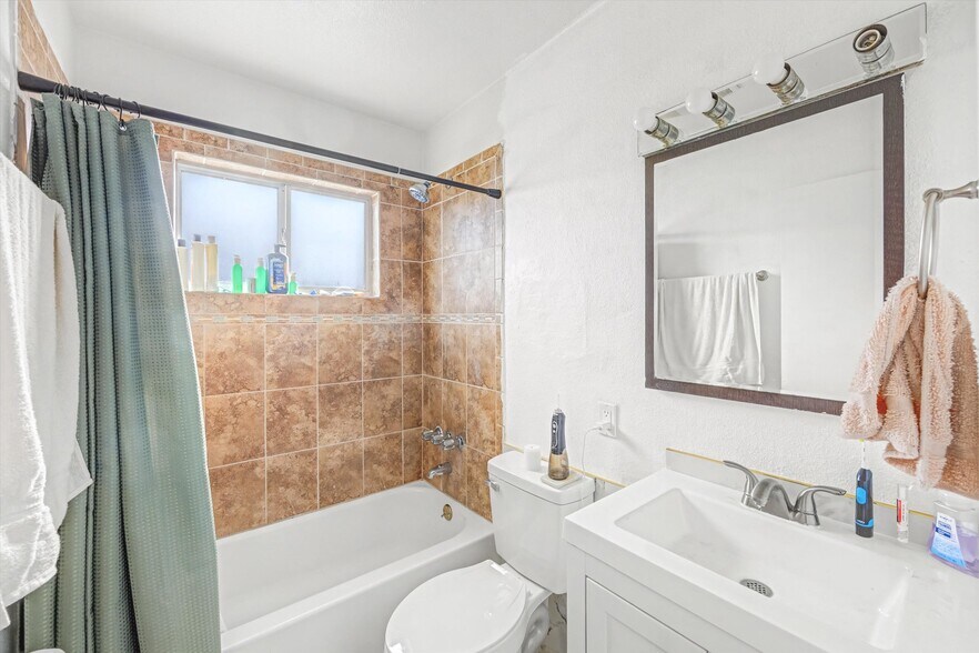 More Photos Of 238 S Saturmino Dr, Palm Springs Apartments For Sale