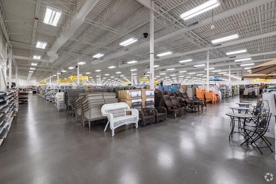More Photos Of 109-297 N Seven Oaks Dr, Knoxville Freestanding For Lease