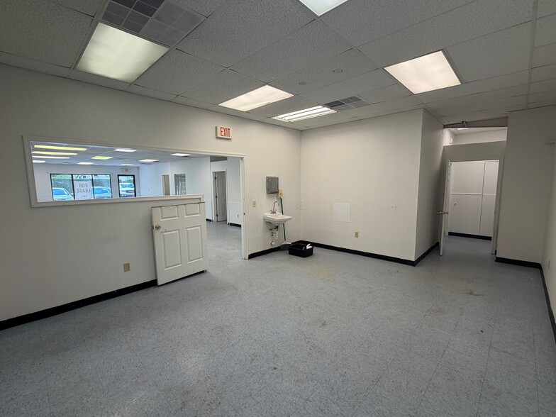 More Photos Of 56 E Glenwood Ave, Smyrna Storefront For Lease
