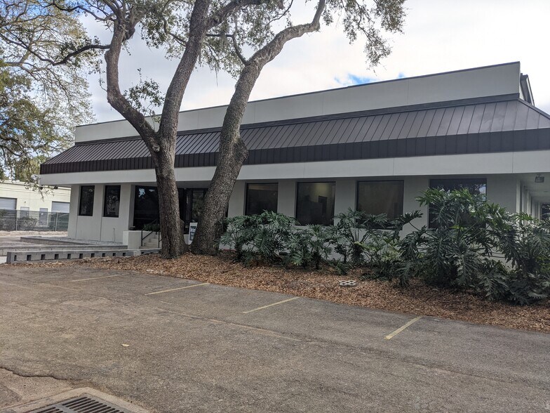 More Photos Of 5905 Johns Rd, Tampa Warehouse For Sale