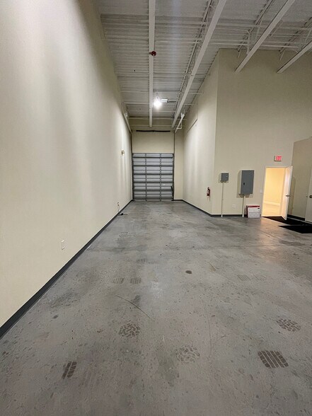 More Photos Of 12801 Commerce Lakes Dr, Fort Myers Light Distribution For Sale