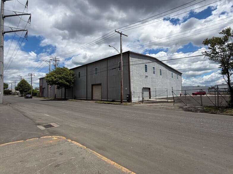More Photos Of 88 Howard Ave, Bridgeport Warehouse For Lease