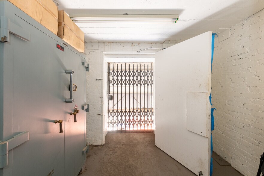 More Photos Of 197 E Jefferson Blvd, Los Angeles Warehouse For Sale