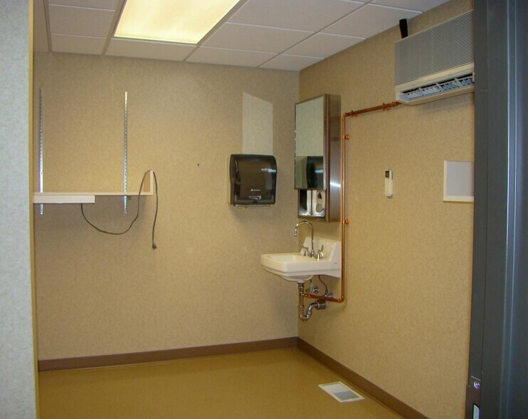 More Photos Of 112 7th St NE, Rochester Medical For Lease