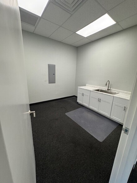 More Photos Of 17224 N 43rd Ave, Glendale Storefront Retail Office For Lease
