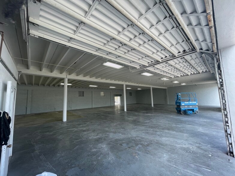 More Photos Of 5731 SW 23rd St, West Park Auto Repair For Lease