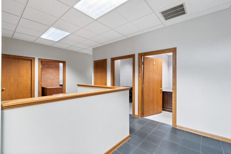 More Photos Of 81-90 N Miller Rd, Fairlawn Office For Sale