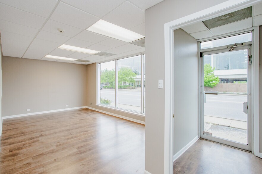 More Photos Of 831 W Touhy Ave, Park Ridge Storefront For Lease