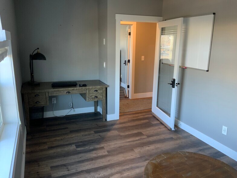 More Photos Of 18615 Willamette Dr, West Linn Medical For Lease