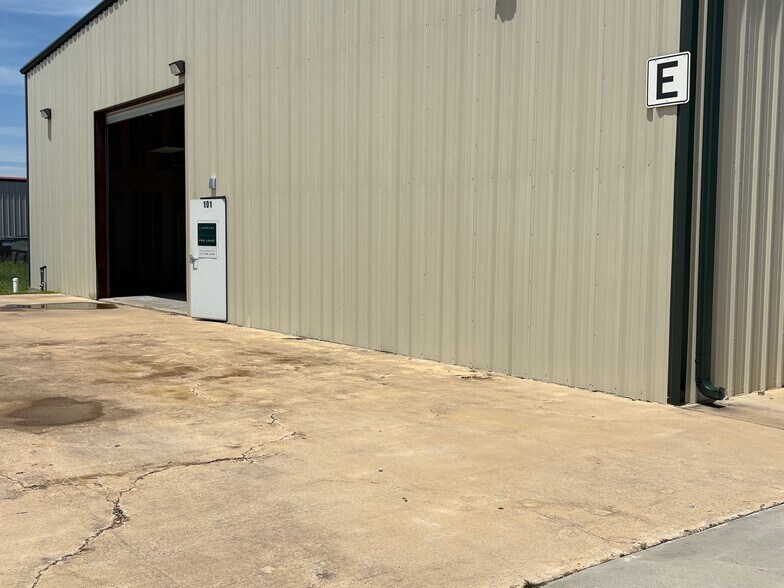 More Photos Of 18700 Becker Rd, Hockley Unknown For Lease