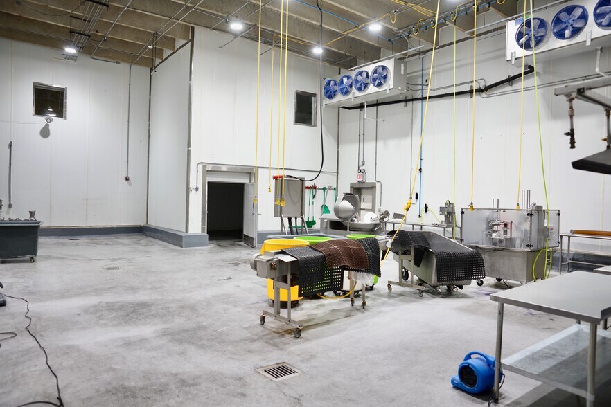 More Photos Of 635 Kingsbridge Rd, Carrollton Distribution For Lease