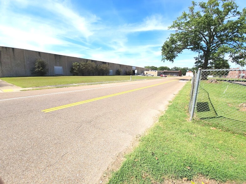 More Photos Of 105 S Missouri St, Jackson Warehouse For Lease