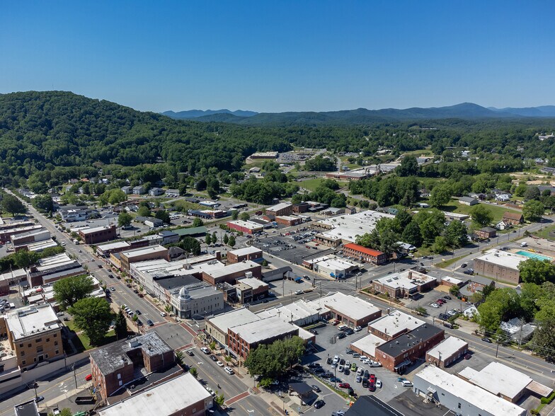 More Photos Of 34 N Logan St, Marion General Retail For Lease