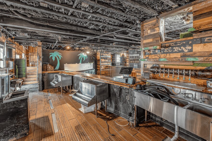 More Photos Of 135 Duval St, Key West Bar For Lease