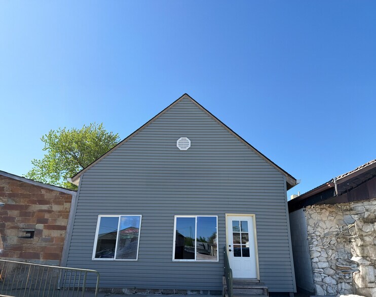 Primary Photo Of 105 W Vine St, Yutan General Retail For Sale