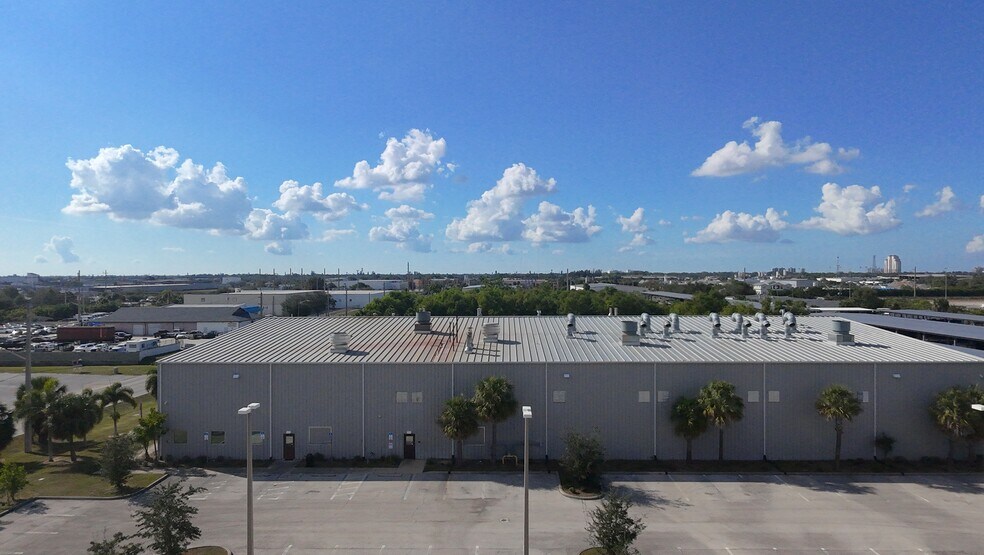 More Photos Of 3307 Hanson St, Fort Myers Warehouse For Lease