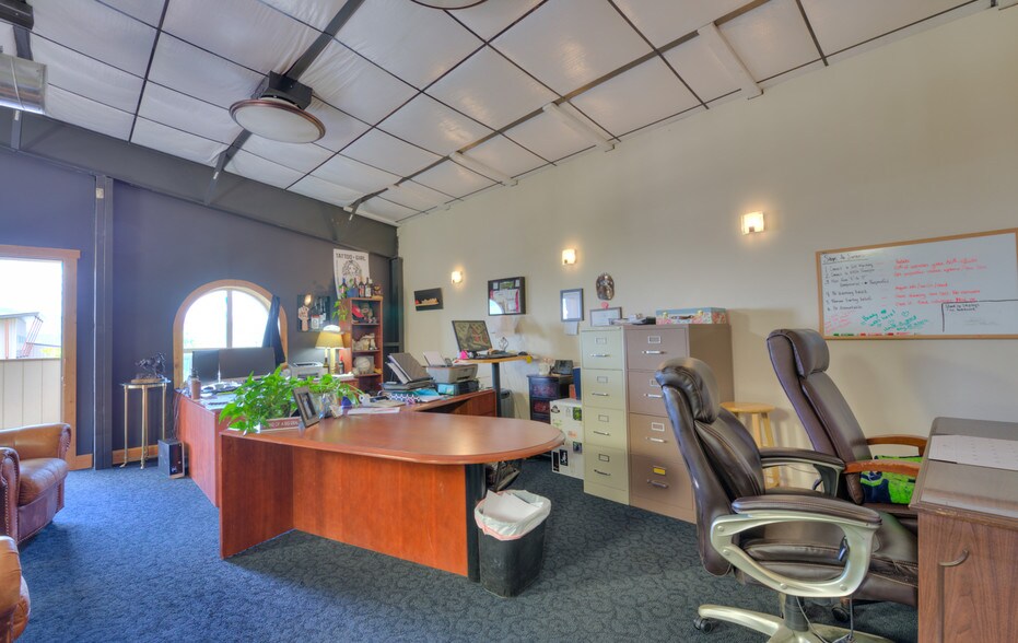 More Photos Of 5646 W Harrier Dr, Missoula Showroom For Sale