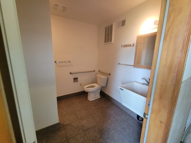 More Photos Of 3165 Yeager Dr, Green Bay Unknown For Lease