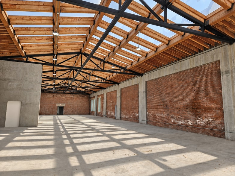 More Photos Of 1317 S Olive St, Los Angeles Showroom For Lease