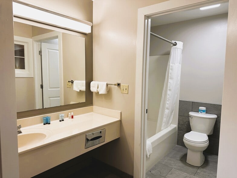 More Photos Of 2439 Old Philadelphia Pike, Lancaster Hotel For Sale